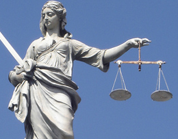 Standbeeld van Vrouwe Justitia met weegschaal, symbool van recht en rechtvaardigheid